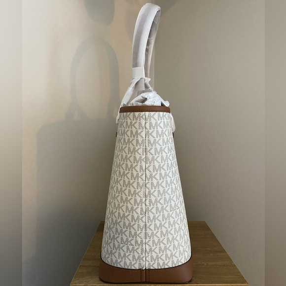 Jet Set Travel Large Logo Tote Bag - Picture 2 of 6